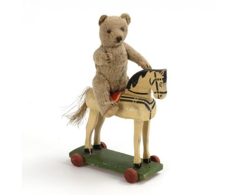 Kleines Räderpferd und Originalteddy Steiff.                         Schabloniertes Holzpferd mit Hanfschweif, auf grün lacki