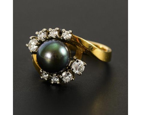 Ring mit Tahitizuchtperle und Brillanten.             Gelbgold/Weißgold 750 gestempelt. Ringgröße 54. 7,5 g.             Zuch