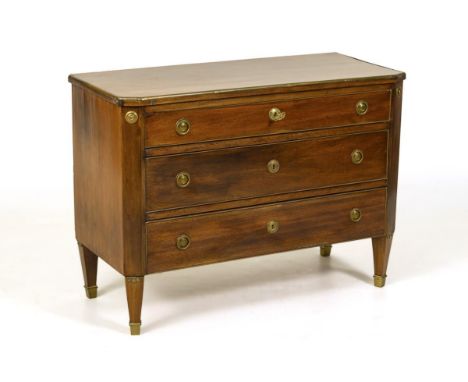 Kommode im Empire-Stil. Um 1900.             Mahagoni ? furniert. Ca. 44,5 x 102 x 45 cm.             Schlichte, 3-schübige K