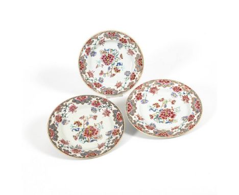 3 Teller mit roten Päonienblüten. China.             Porzellan. Ø 23 und 23,5 cm.             Polychrome, zarte Malerei, fami