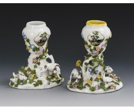 2 Potpourrivasen mit Tieren. Meissen. Schwertermarke, 2. H. 18 Jh. 1x Modell-Nr. 864. Entwurf: 1747.                     EHDE
