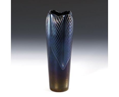 Jugendstil-Vase. Poschinger. Ferdinand von Poschinger, Glashüttenwerke Buchenau, um 1900.             Rubinrotes Glas mit auf