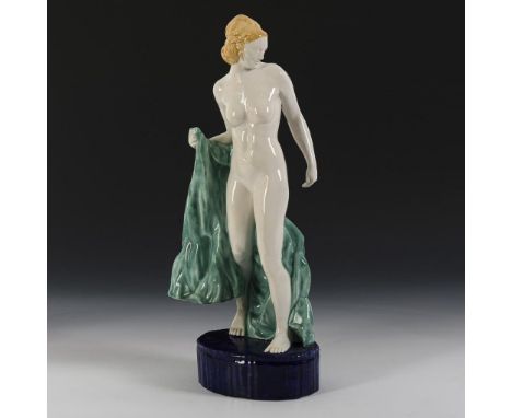 Großer Jugendstil-Frauenakt. Keramische Werkstätte von Debschitz, München. Pressmarke, um 1906. Händler-Etikett "Kunsthandlun