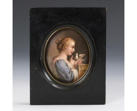 Porzellanbild: Mädchenbildnis. Ungemarkt, 2. H. 19. Jh.             Polychrome Malerei über Vordruck. L 8,5 cm, im ebonisiert