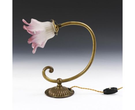 Wandlampe.             Messing, satiniertes farbloses Pressglas mit purpurfarbenem Randverlauf. H 29, L 31 cm, Ø 14 cm.      