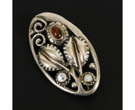 Jugendstilbrosche mit Karneol, 1910-1914.                     THEODOR FAHRNER, PFORZHEIM,     Silber 800 gestempelt. TF-Kreis