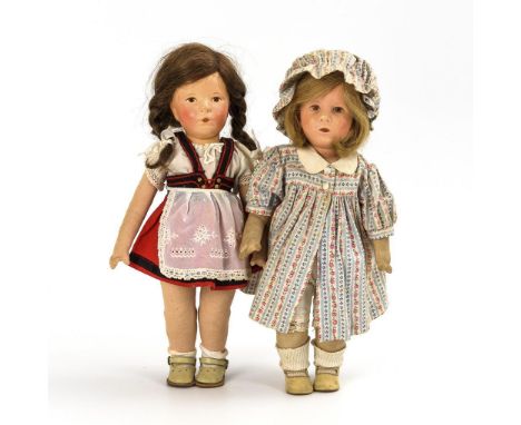 2 kleine Puppen "Deutsches Kind". Käthe Kruse, VEB Typ IX. Unter den Füßen gestempelt. 1950er Jahre.             Stoff. L je 