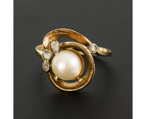 Ring mit Zuchtperle und Altschliff-Diamanten.             Gelbgold 585 gestempelt. Perle Ø 8 mm. Ringgröße 55. 4,2 g.        