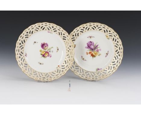 2 Dessertteller mit Blumen- und Insektenmalerei. KPM Berlin. Zeptermarke und roter Reichsapfel, Jahresbuchstaben 1908 und 191