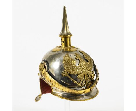 Kürassierhelm für Offiziere. Preußen.                         Modell 1889, Metallglocke mit Tombakbeschlägen, gekehlte silber