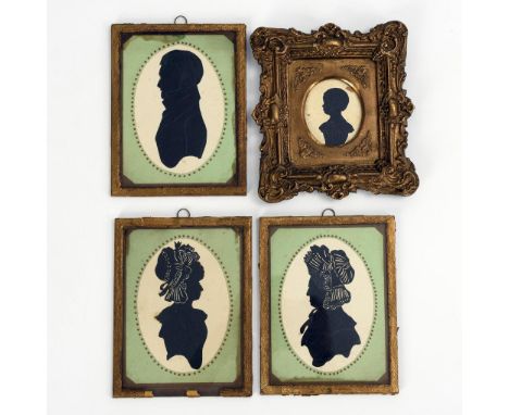 4 Scherenschnitte einer Familie. 19. Jh.             Scherenschnitte maximal 12 x 6 cm, Rahmen maximal 17 x 16 cm.           