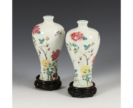 2 elegante Porzellanvasen famille rose. China.             H 18 cm.             Kleine meiping-Vasen mit Dekor aus Päonien un