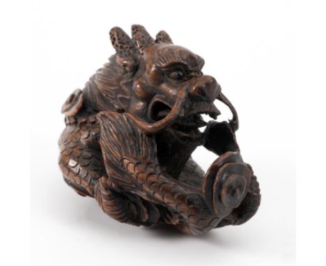 Drachen-Netsuke. Meji-Zeit. Japan.Holz (Buchsbaum?). Drache H 3 cm. Äußerst fein geschnitzte Drachenfigur, die sich zu einer 