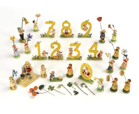 Konvolut 25 Blumenkinder & Freunde. Wendt & Kühn. Weha-Kunst und W & K gemarkt. Unterschiedliches Alter.             Holz, fa