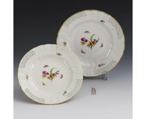 2 Dessertteller mit Blumen- und Insektenmalerei. KPM Berlin. Zeptermarke und roter Reichsapfel, 20. Jh.             Polychrom
