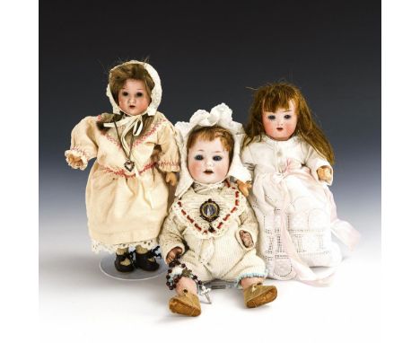 3 kleine Püppchen mit Porzellanköpfen. Alle gemarkt. 1909 - 1920.             Biskuitporzellan, Masse. L 23 - 25 cm.         