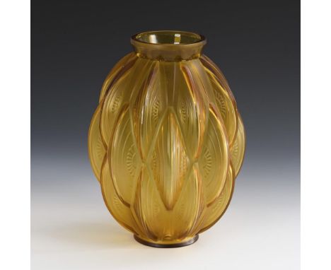 Art-déco-Vase. Sabino. Maurius Ernst Sabino, Paris, signiert, um 1930. Frankreich.             Bernsteinfarbenes, formgepress