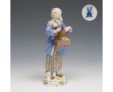 Pariser Ausrufer: Mädchen mit Murmeltier. Meissen. 1998. Modell-Nr. 60243 (alte Form-Nr. 23).             Höhe: 14 cm.       