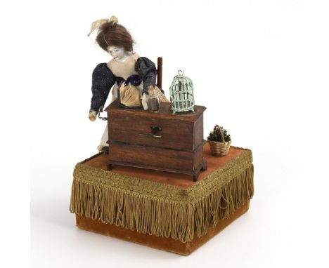 Puppenautomat mit Dame am Leierkasten. Ungemarkt. Nachbau.             Porzellan, Stoff, Holz, Metall. 22 x 15 x 15 cm.      