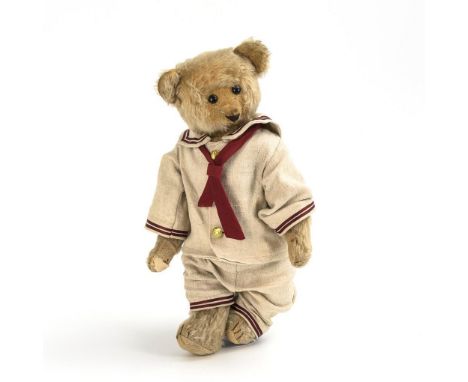 Früher Teddy mit Schuhknopfaugen. Ungemarkt. Um 1915-25.             Mohairplüsch. L 40 cm.             Ausdrucksstarker alte