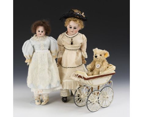 2 Puppen, Steiff-Teddy und Märklin-Puppenwagen. Ernst Heubach und Armand Marseille. Alle gemarkt. Um 1900 und jünger.        