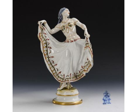 Art-déco-Tänzerin. Aelteste Volkstedter. Blaumarke, ab 1915.             Polychrom bemalt, goldstaffiert. H 33,5 cm.         