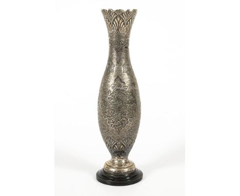 Silberne Vase. Silber gepunzt 84. Persischer Raum.             H 35,5 cm.             Fein ziselierte schlanke Vase, auf Holz