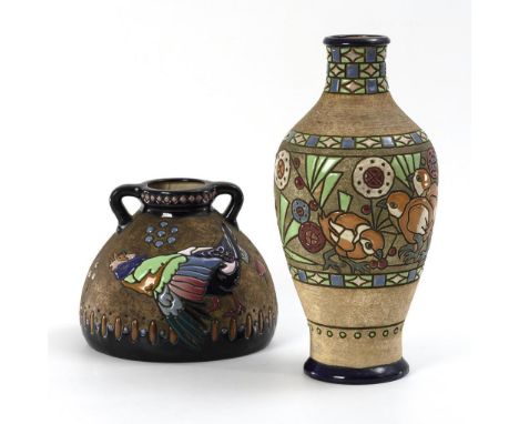 2 Jugendstil-Vasen mit Vögeln. Amphora, Turn-Teplitz. Pressmarken und blaue Stempelmarke. Ca. 1910/20. Modell-Nr. 15057 und 1