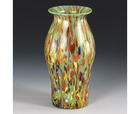 Art-déco-Vase mit bunten Kröseln. Lötz. Johann Loetz Witwe, Klostermühle, um 1925.             Jadegrünes Glas mit dichten, b