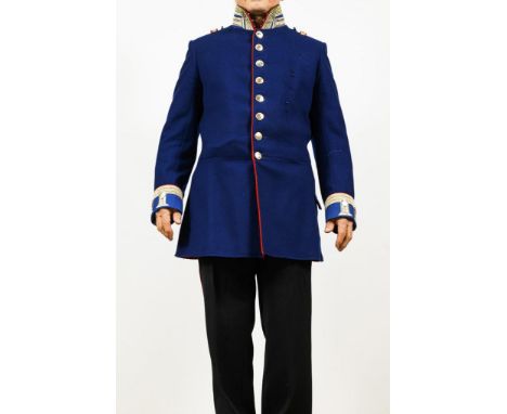 Blauer Waffenrock und Hose. Etikett: "Hintzen, Kompetenz in Kostümen und Uniformen, Korschenbroich".                         