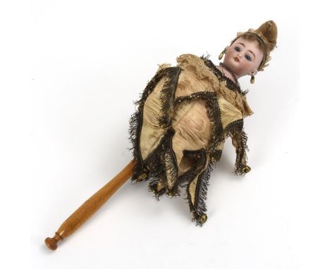 Marotte mit Originalkleidung. Simon & Halbig. Ungemarkt. Um 1895.             Biskuitporzellan, Pappe und Holz. L 37 cm.     