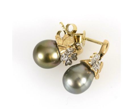 Ohrsteckerpaar mit Zuchtperlen.             Gelbgold 585 gestempelt. 2 x 0,8 cm. 4,7 g.             Reliefierte Kleeblattabhä