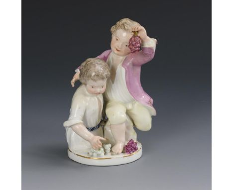 Kinderpaar mit Trauben. Meissen. Schwertermarke, um 1750. Durchbrochener Deckel aus der Winzergruppe Modell-Nr. 2120. Entwurf