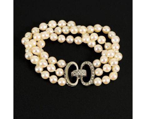 3-reihiges Zuchtperlenarmband mit Zierschließe.             Weißgoldschließe 750 geprüft. Perlen Ø 7 mm. Armband 19 x 2 cm. 3
