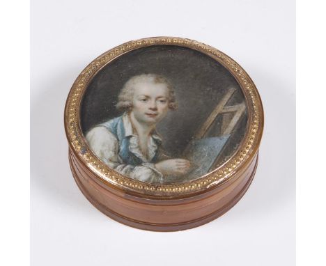 Tabatiere mit Miniatur. 18.-19. Jahrhundert.Bernsteinfarbenes Horn. ø 6,5 cm, Höhe: 2,5 cm. 46 g. Verglaster Deckel mit fein 