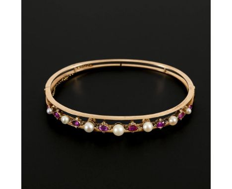 Armreif mit Rubinen, Zuchtperlen und Diamantenrosen.             Roségold 585 geprüft. Rubine 2 x 1,5 - 4 x 3 mm. Zuchtperlen
