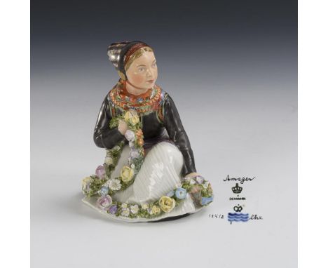 "Amager Mädchen". Royal Copenhagen. Wellenmarke und Stempelmarke, 1894-1923, Pinselmarke Krone. Modell-Nr.: 12412. Aus einer 