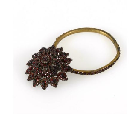 Brosche und Armreif mit Granaten, um 1900.             Metall. 5,4 x 4,5 cm. Ø 5,4 cm. 16,5/10,6 g.             Große Medaill