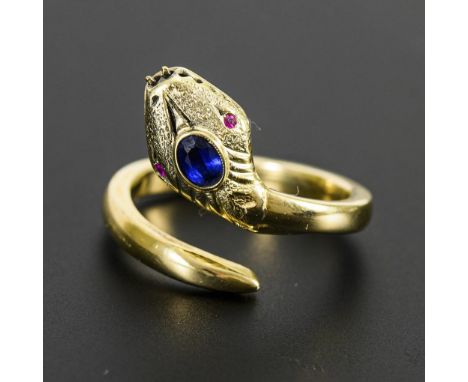 Schlangenring mit Saphir.             Gelbgold 585 gestempelt. Ringgröße 56. 6,3 g.             Reliefierter Schlangenkopf mi