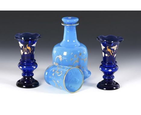 2 Kelchvasen und Nachtflasche mit Becher. Um 1850/60.                         2x Vasen aus kobaltblauem Glas mit Vogel- und W