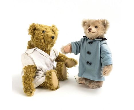 2 Teddybären. Steiff. Beide mit Knopf, Fähnchen und Brustschild. Ende 20. Jh.             Mohairplüsch. L 40/49 cm.          