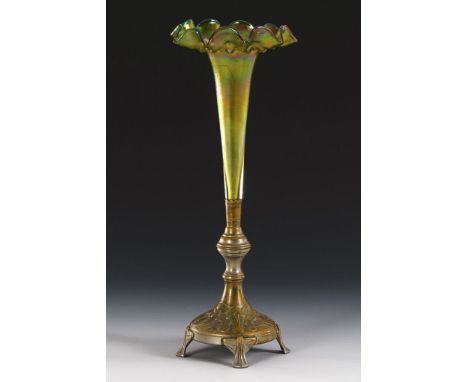 Jugendstil-Vase mit Metallmontierung. Um 1900/10.             Farbloses Glas mit grünem Innenfang, irisiert; Metall. H 40 cm.