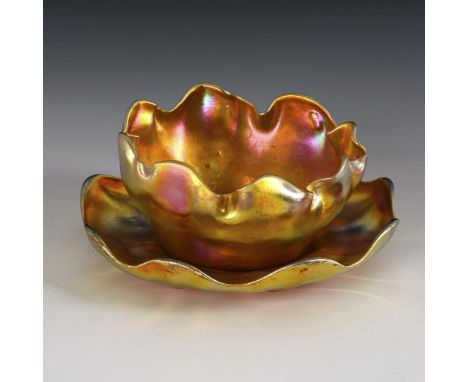 Jugendstil-Schale mit Unterschale. Tiffany. Louis Comfort Tiffany, New York, Ätzsignatur "L.C.T.", um 1905.             Berns