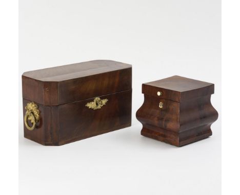 2 Biedermeier-Schatullen. 1. Hälfte 19. Jh.             Mahagoni furniert, 1x Messing-Beschläge, 1x Beschläge aus Bein und Pe