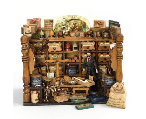 Tabakwarenladen mit 2 Frontsäulen. Um 1890.             Holz, innen und außen tapeziert, Fußboden in Fliesenoptik. 25 x 34 x 
