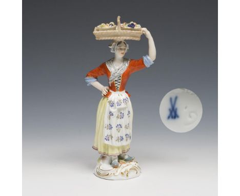 Pariser Ausrufer: Obsthändlerin. Meissen. 1963. Modell-Nr. 6 (neue Form-Nr. 60225).             Höhe: 15 cm.             Mode