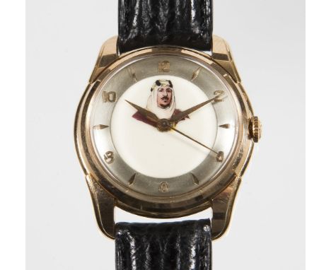             Armbanduhr mit Porträt von König Saud ibn Abd al Aziz in Gold. LONGINES. 585er Gelbgold (14 kt). ø 33 mm. 37 Gram