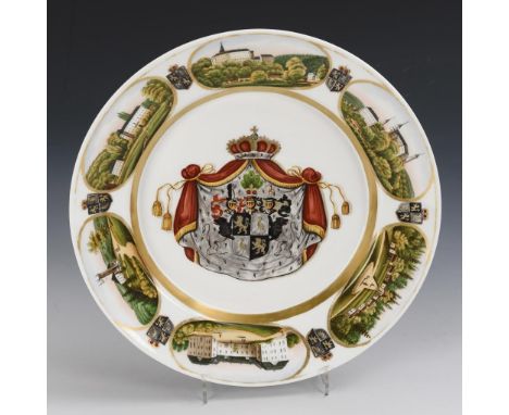 Teller mit Wappen und Schlossansichten. Schumann. Adlermarke SPM, 1851-1869.             Polychrom bemalt, goldstaffiert. Ø 2