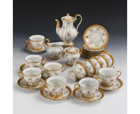 Mokkaservice "X-Form" mit Streublümchenmalerei. Meissen. Schwertermarke, 2. H. 20. Jh., 2 Schleifstriche.Polychrom bemalt, go