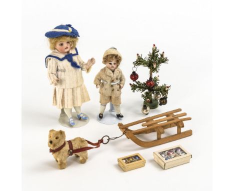 Konvolut mit 2 Püppchen, Schlittenhund und Weihnachtsbäumchen.                         2 blonde Puppenstuben-Ganzbiskuitpüppc